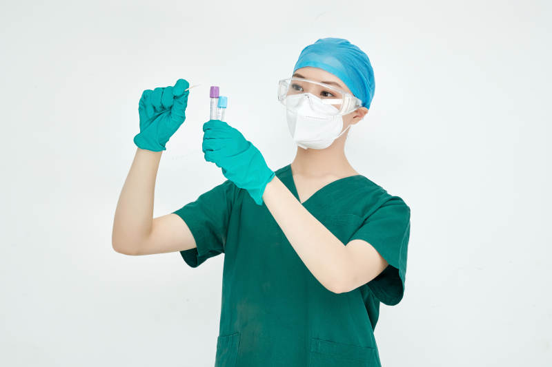 采集病例化验检测样本的外科手术医生图片