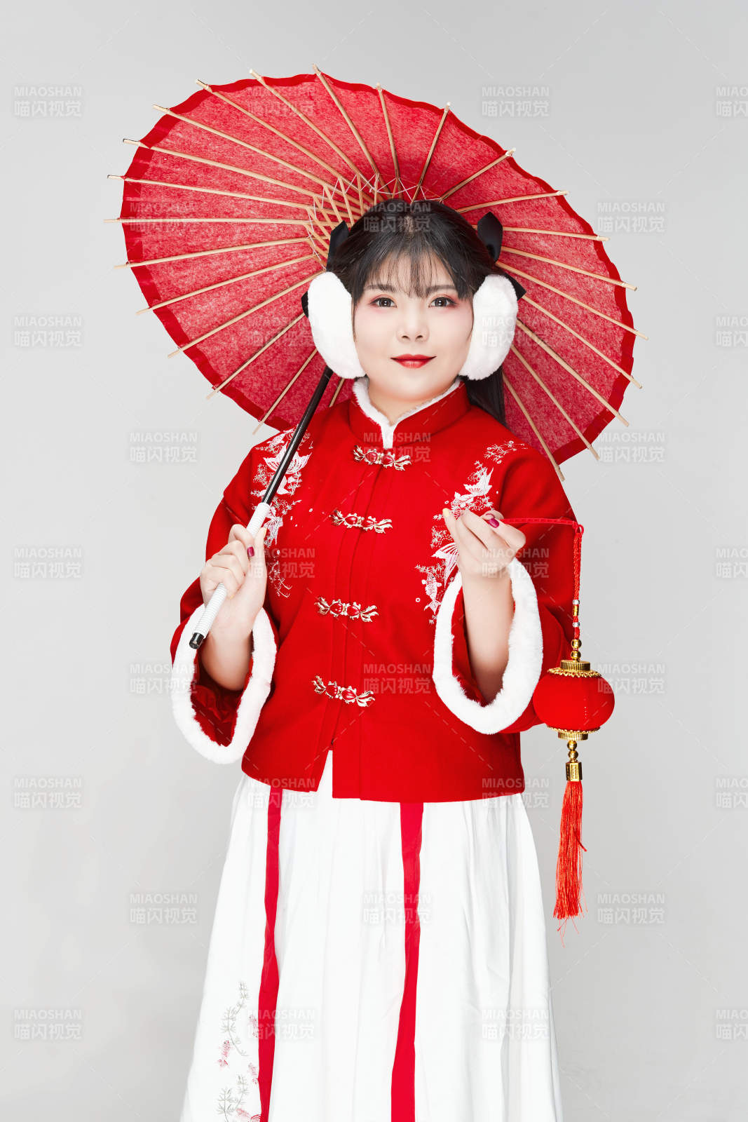 手打油纸伞手提红灯笼身穿喜庆汉服的可爱少女图片