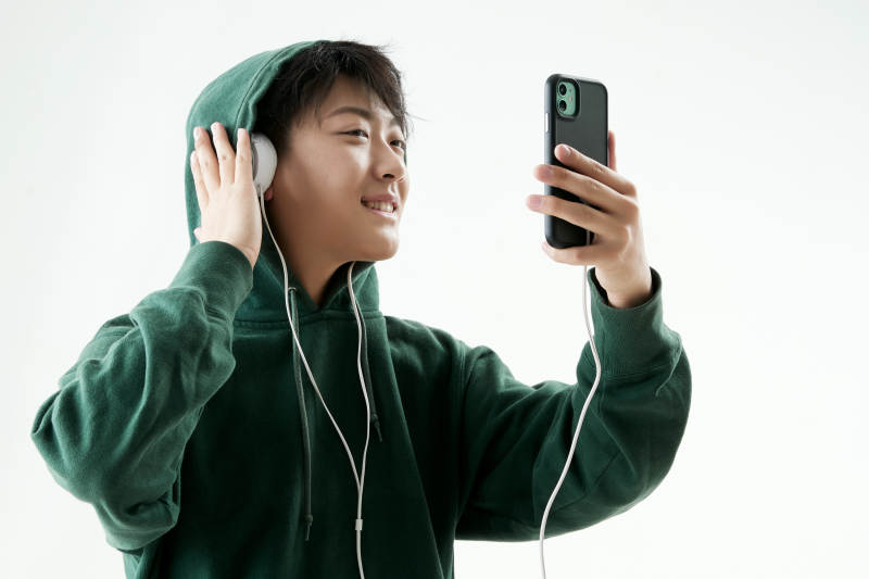 沉浸在网络恋爱世界的青年男子图片