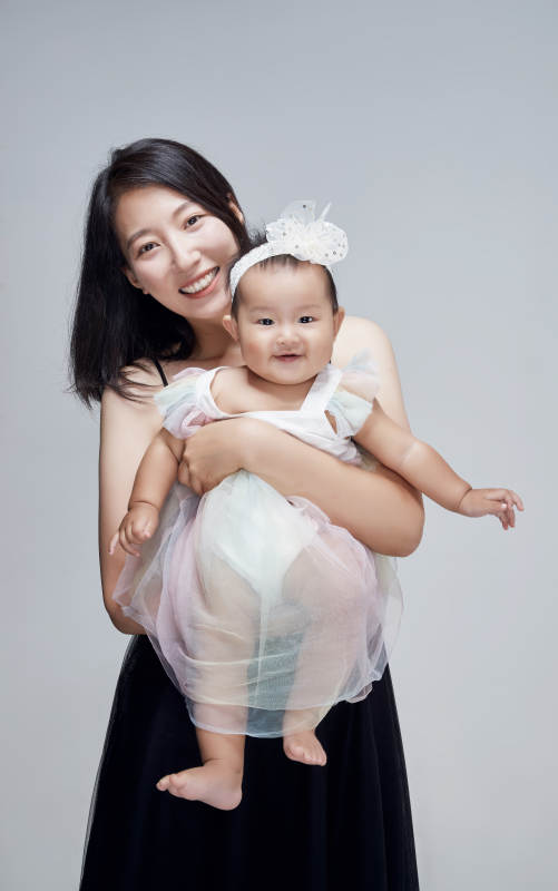 妈妈陪伴宝宝快乐的玩耍图片