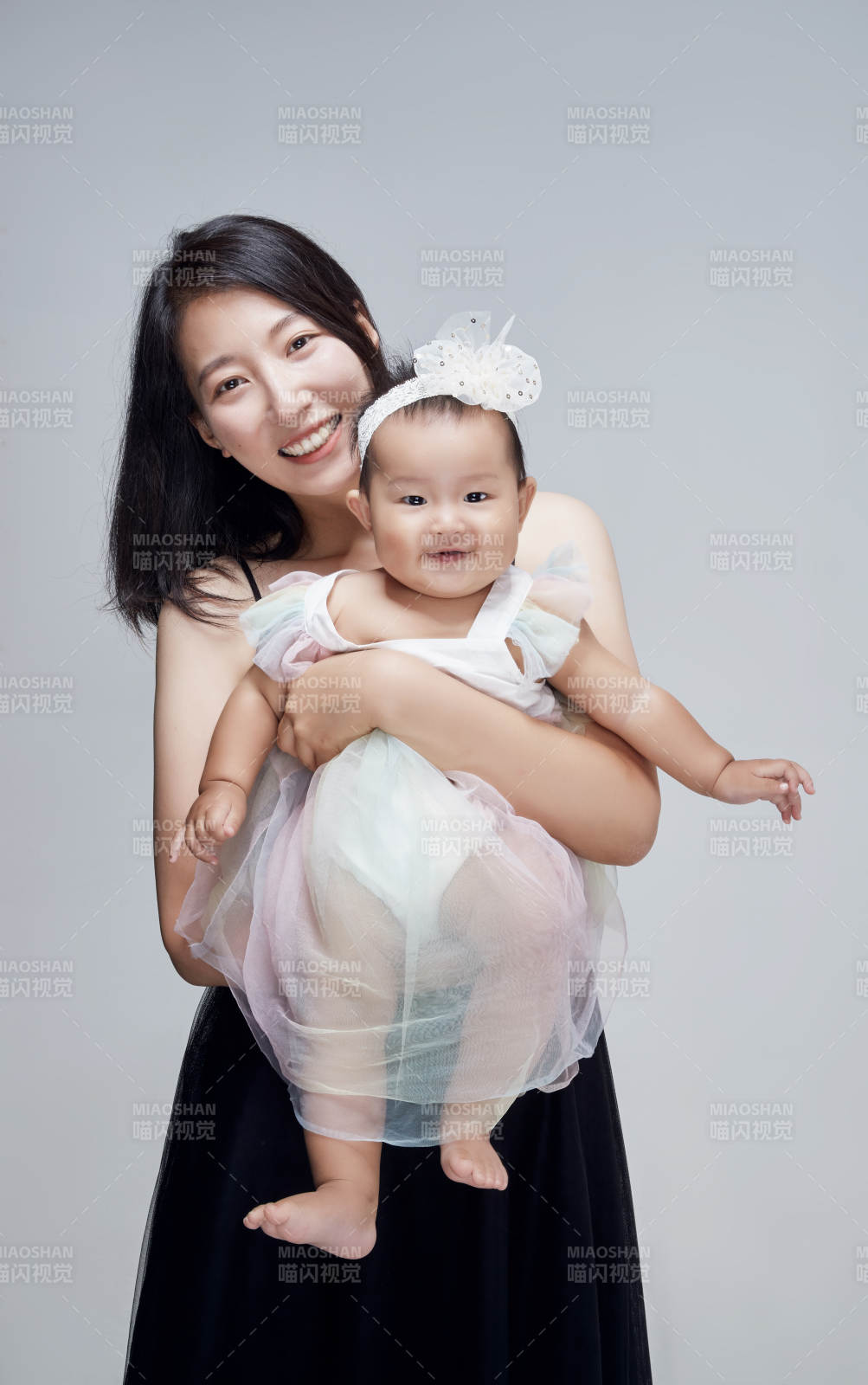 妈妈陪伴宝宝快乐的玩耍图片