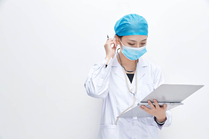 白色背景下手持病历夹的巡查医生人像图片