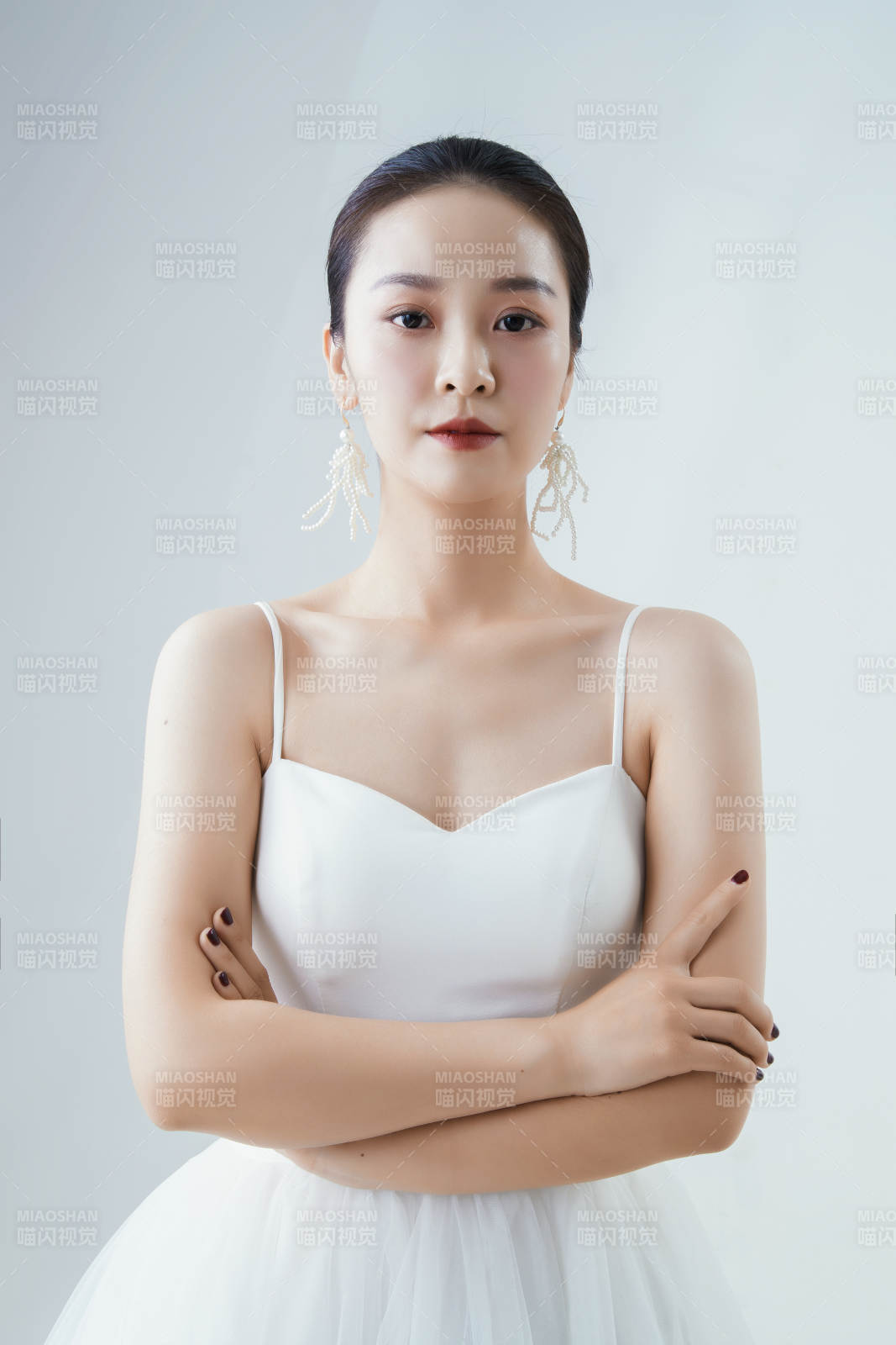 棚拍白色背景下的洁白婚纱新娘美妆图片