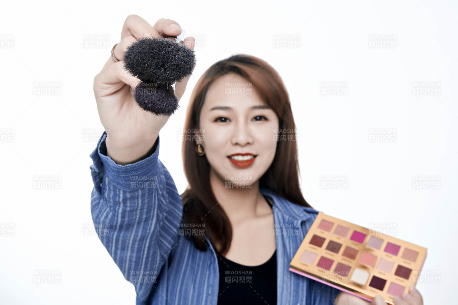 女性职业化妆师图片