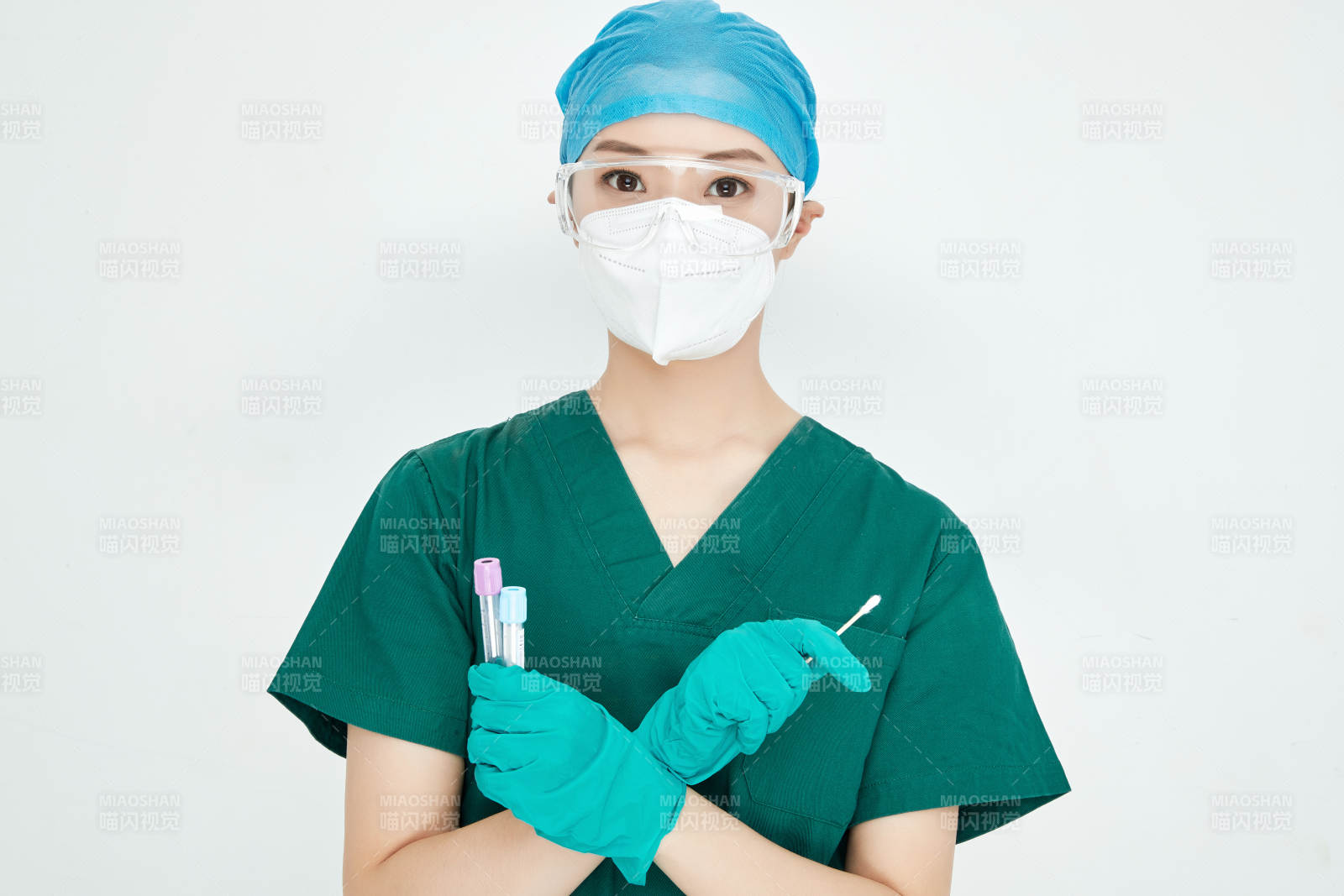 采集病例化验检测样本的外科手术医生图片