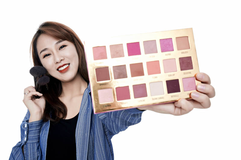 女性职业化妆师图片