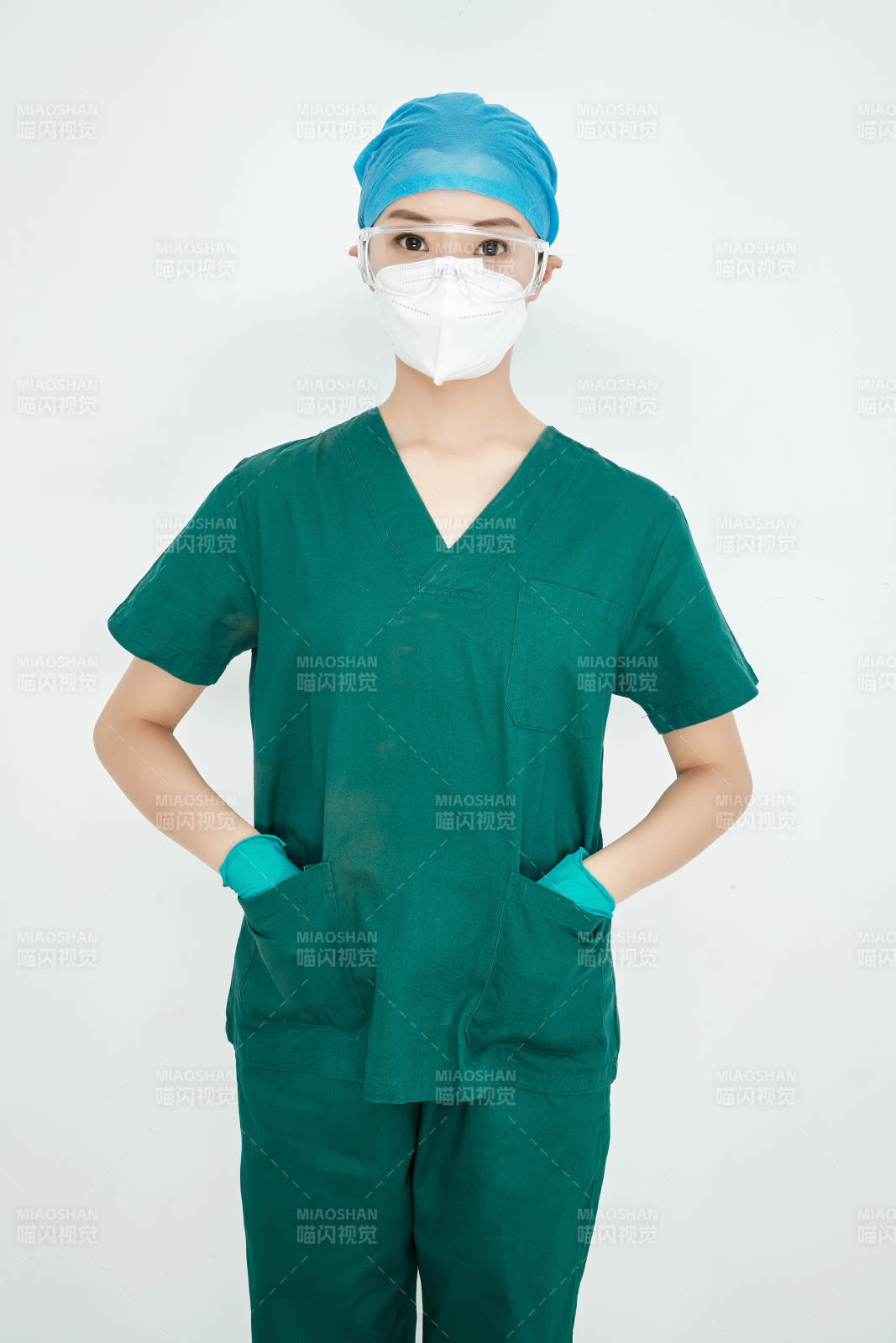 采集病例化验检测样本的外科手术医生图片