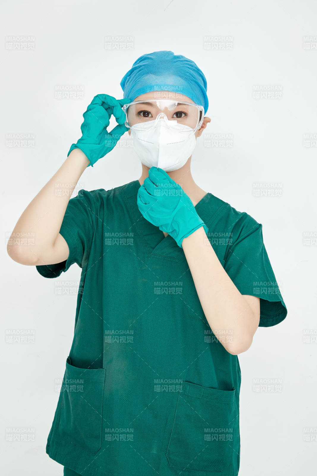 白色背景下的外科手术医疗人员形象图片