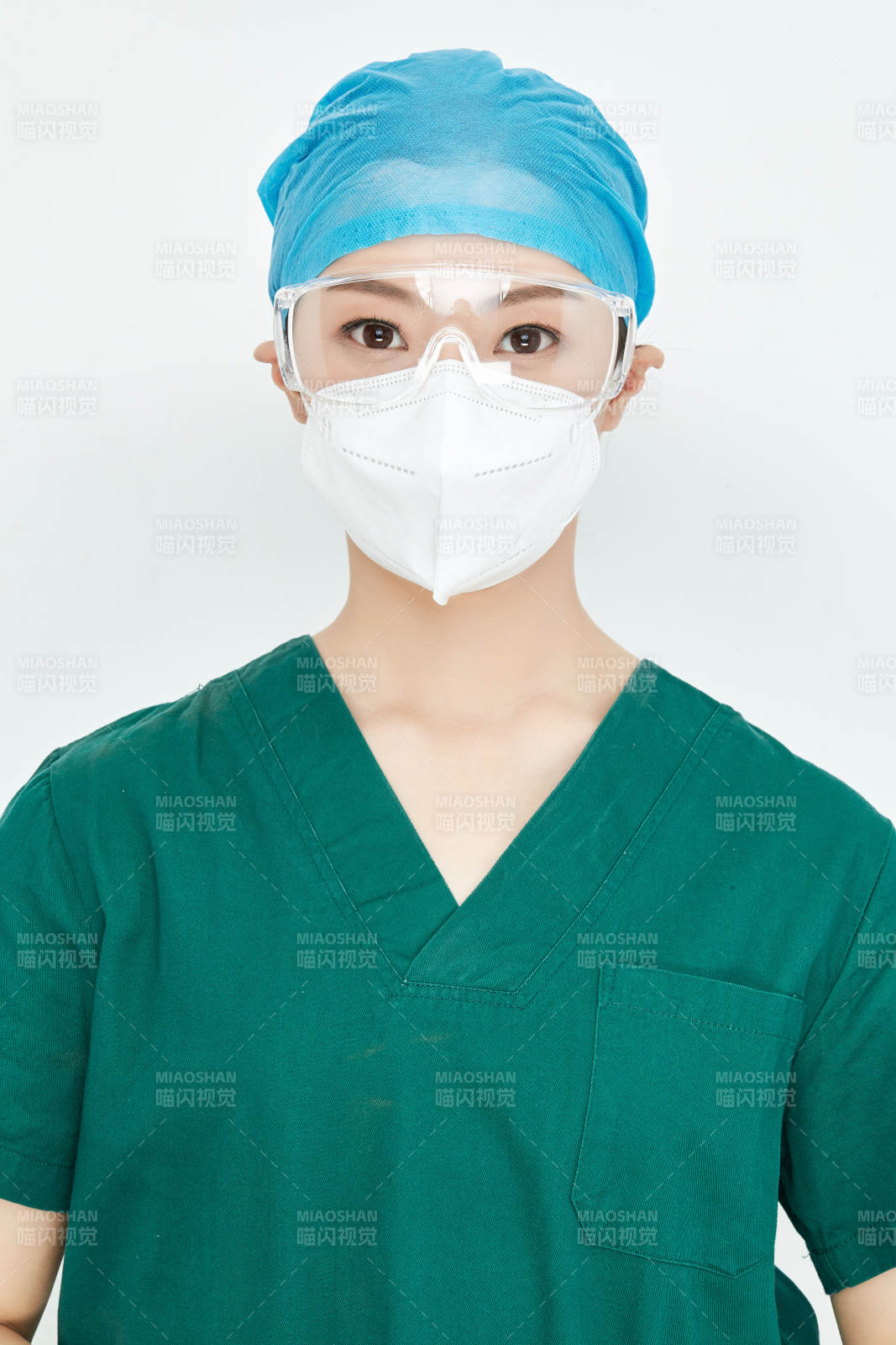 白色背景下的外科手术医疗人员形象图片