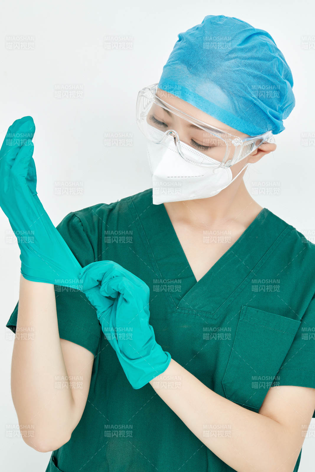 白色背景下的外科手术医疗人员形象图片