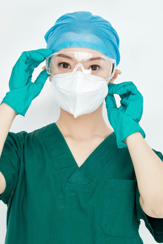 白色背景下的外科手术医疗人员形象图片