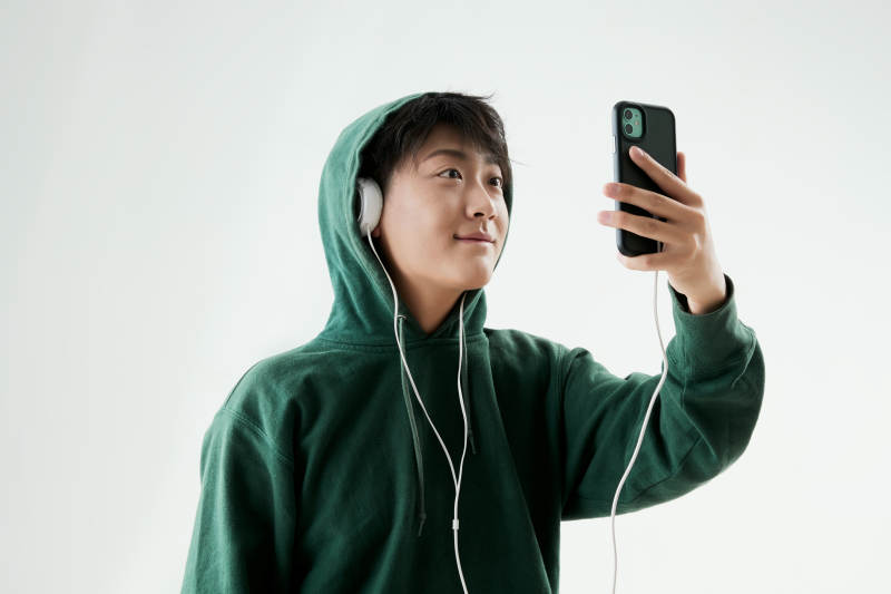 沉浸在网络恋爱世界的青年男子图片