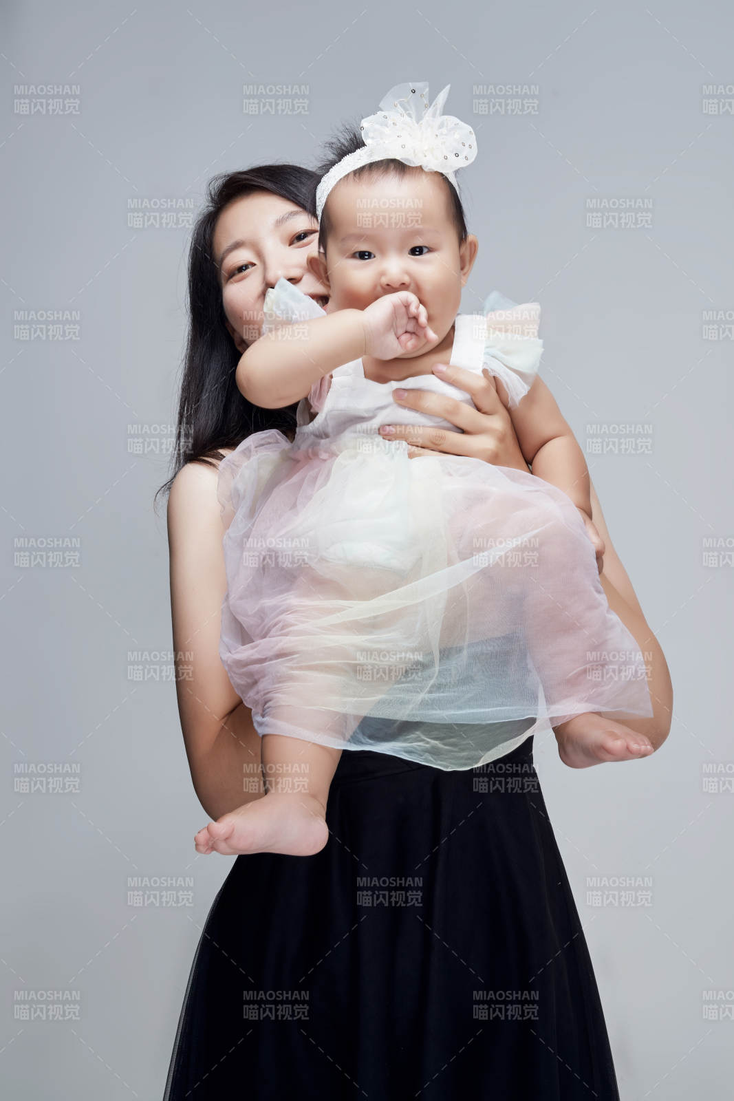 妈妈陪伴宝宝快乐的玩耍图片