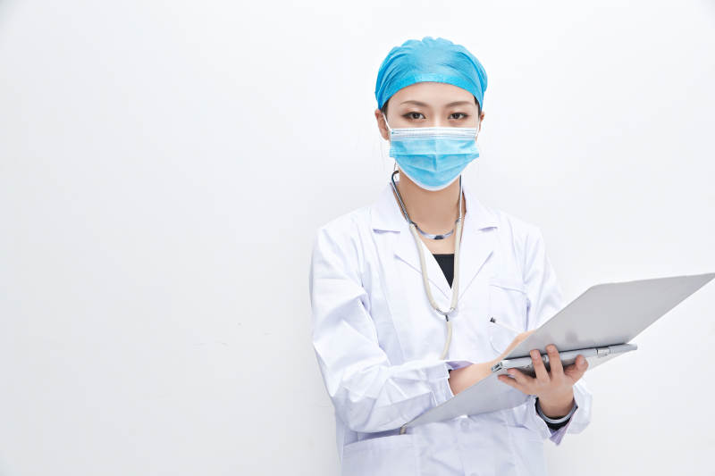 白色背景下手持病历夹的巡查医生人像图片