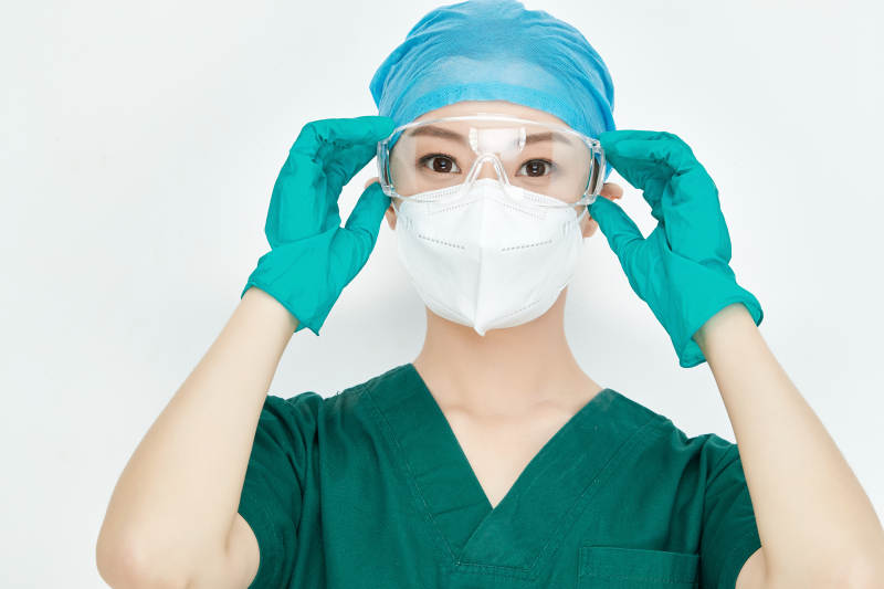 白色背景下的外科手术医疗人员形象图片