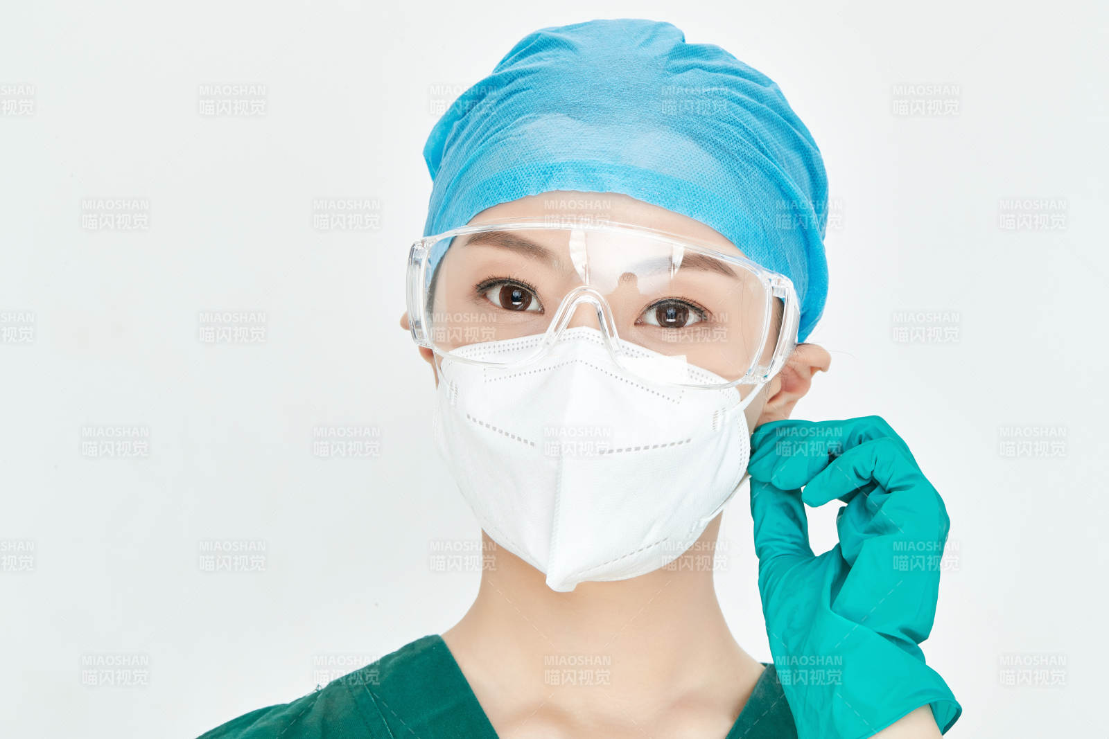 白色背景下的外科手术医疗人员形象图片