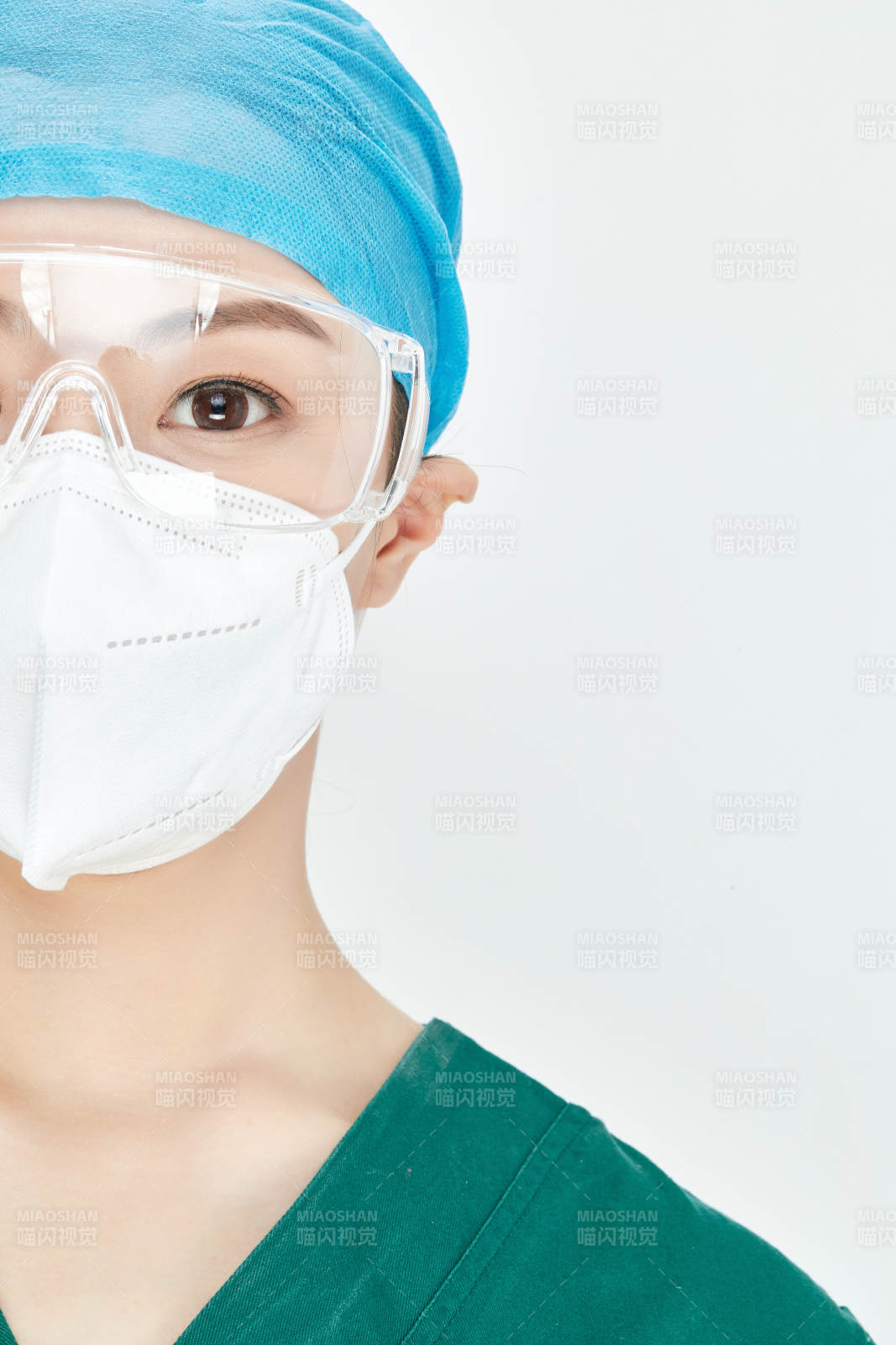 白色背景下的外科手术医疗人员形象图片