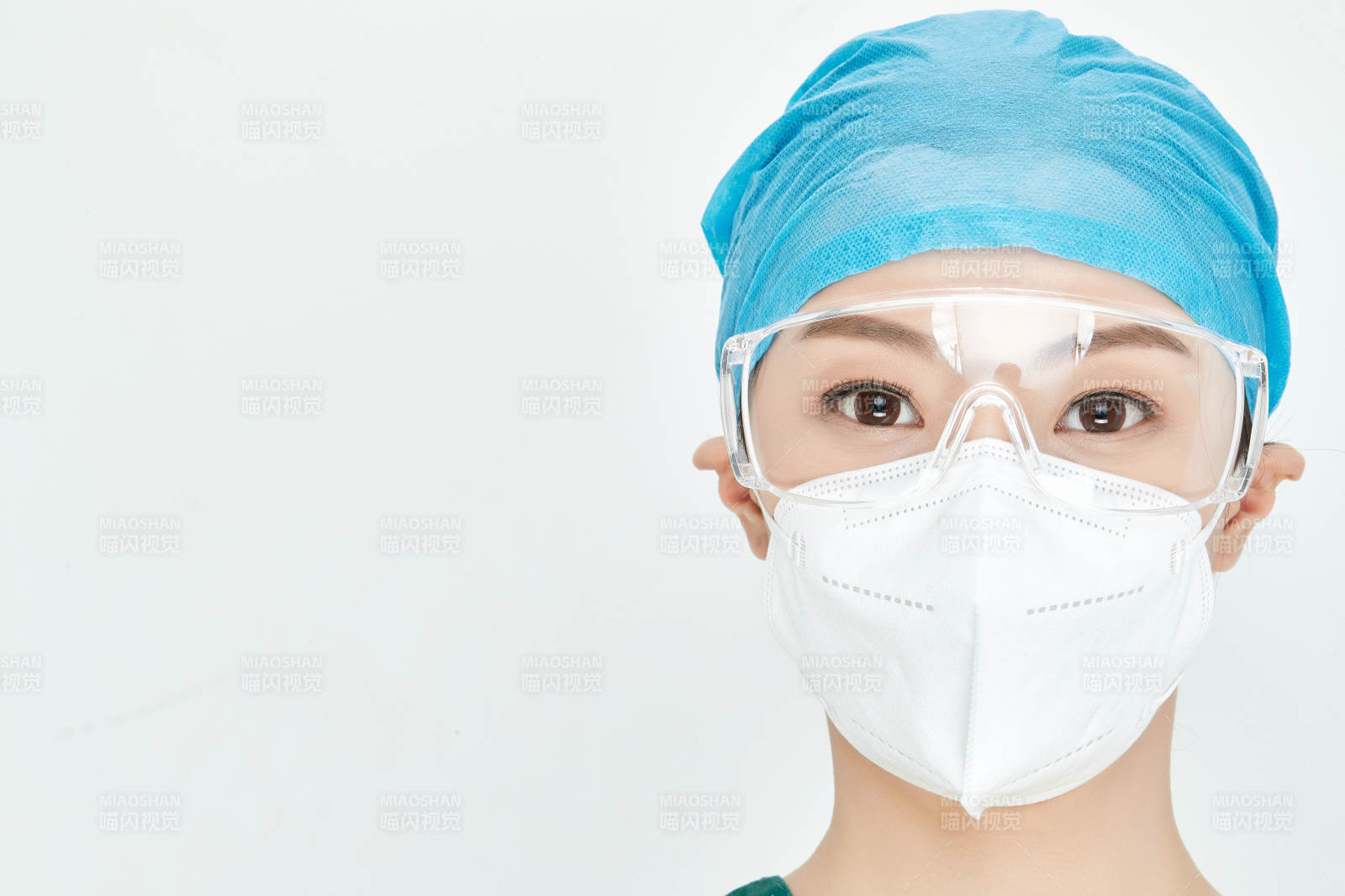 白色背景下的外科手术医疗人员形象图片