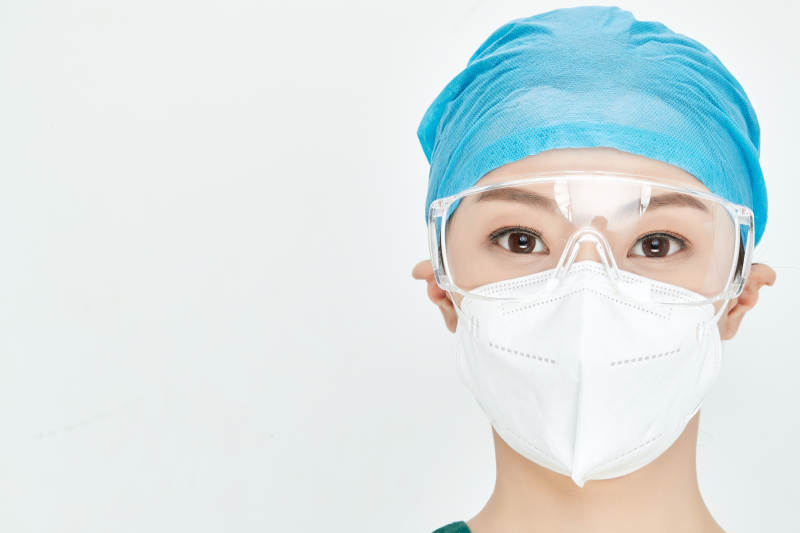 白色背景下的外科手术医疗人员形象图片