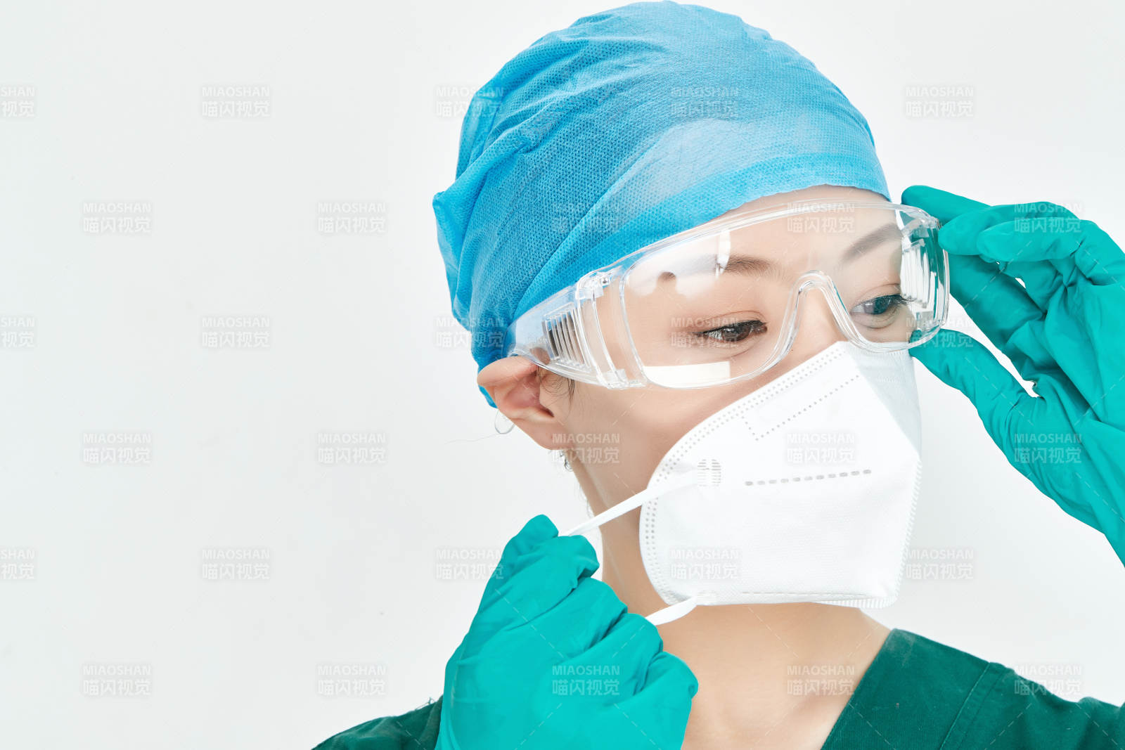 白色背景下的外科手术医疗人员形象图片