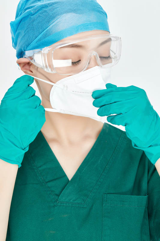 白色背景下的外科手术医疗人员形象图片