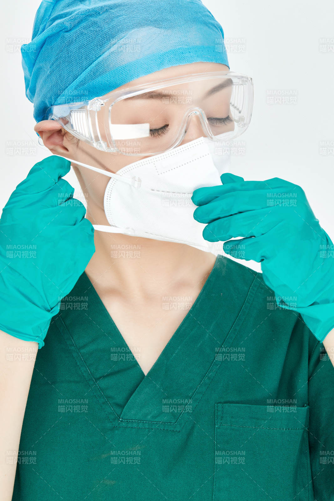 白色背景下的外科手术医疗人员形象图片