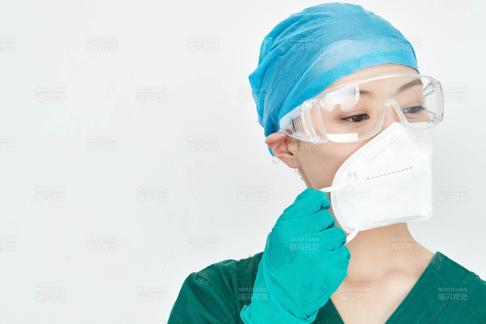 白色背景下的外科手术医疗人员形象图片