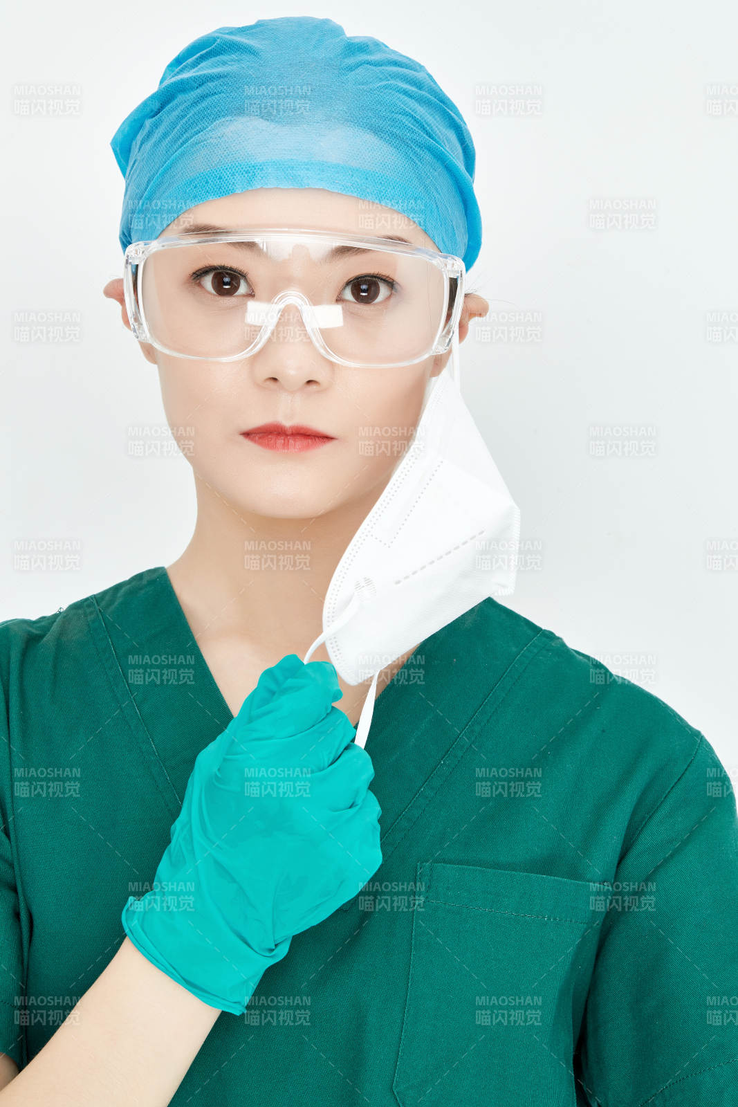 白色背景下的外科手术医疗人员形象图片