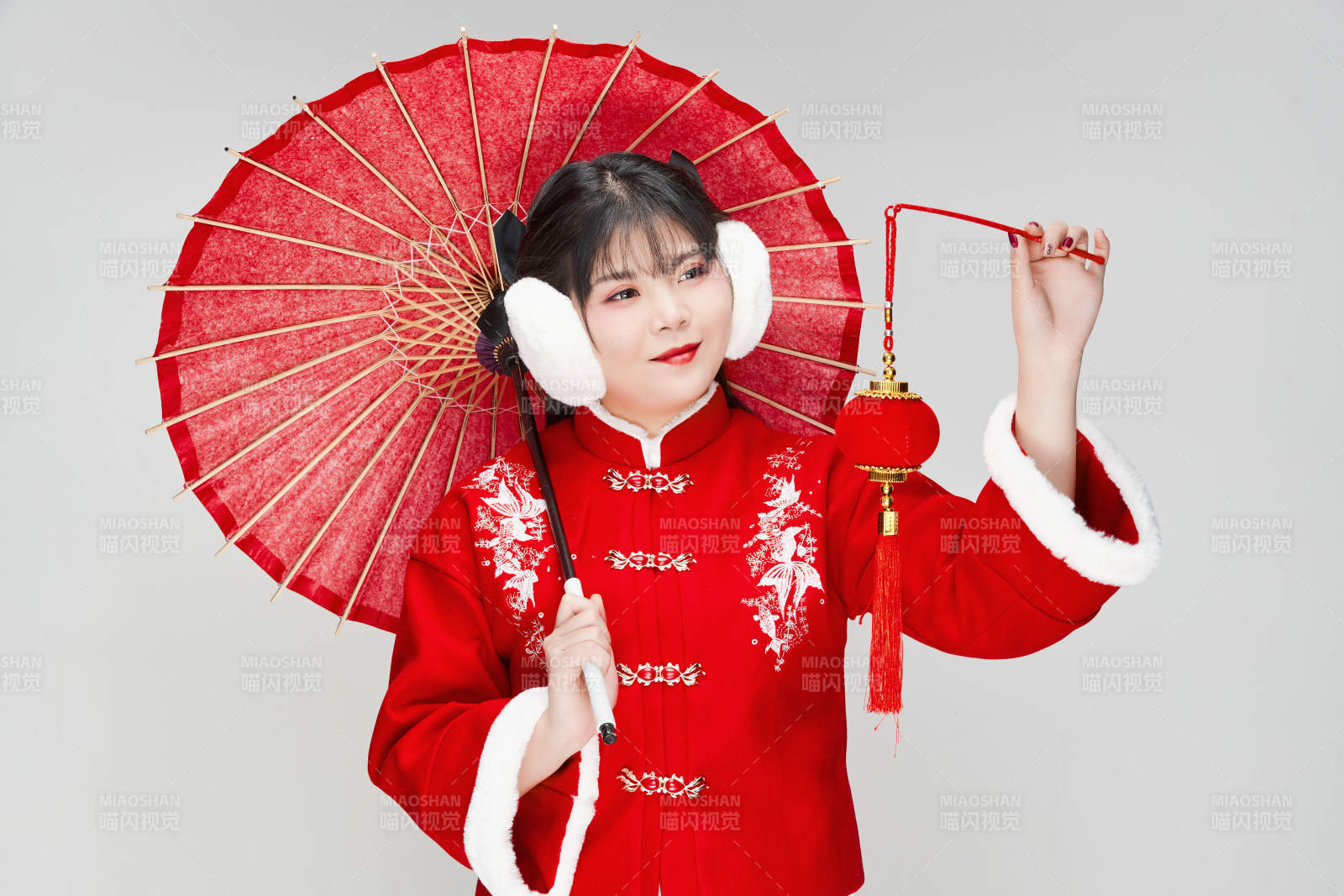 手打油纸伞手提红灯笼身穿喜庆汉服的可爱少女图片