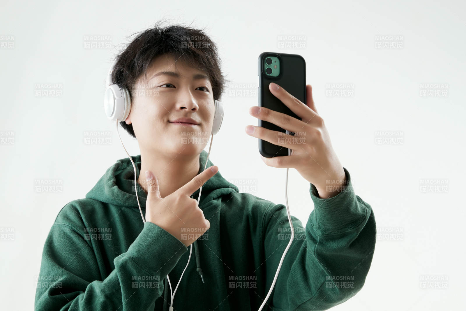 沉浸在网络恋爱世界的青年男子图片