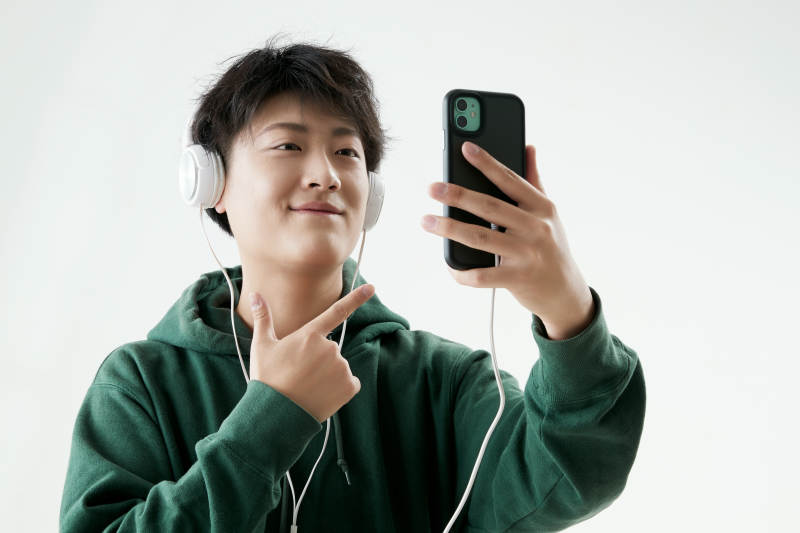 沉浸在网络恋爱世界的青年男子图片