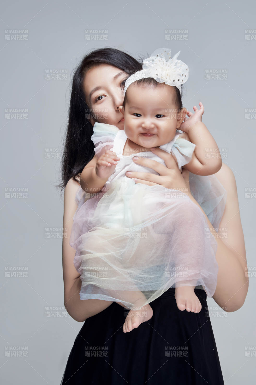 妈妈陪伴宝宝快乐的玩耍图片