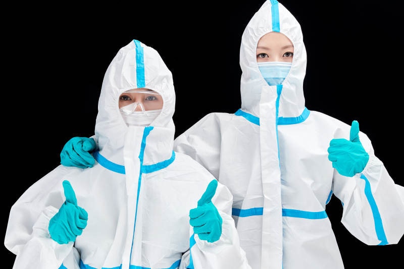 穿白色防护服佩戴护目镜口罩的防疫人员图片