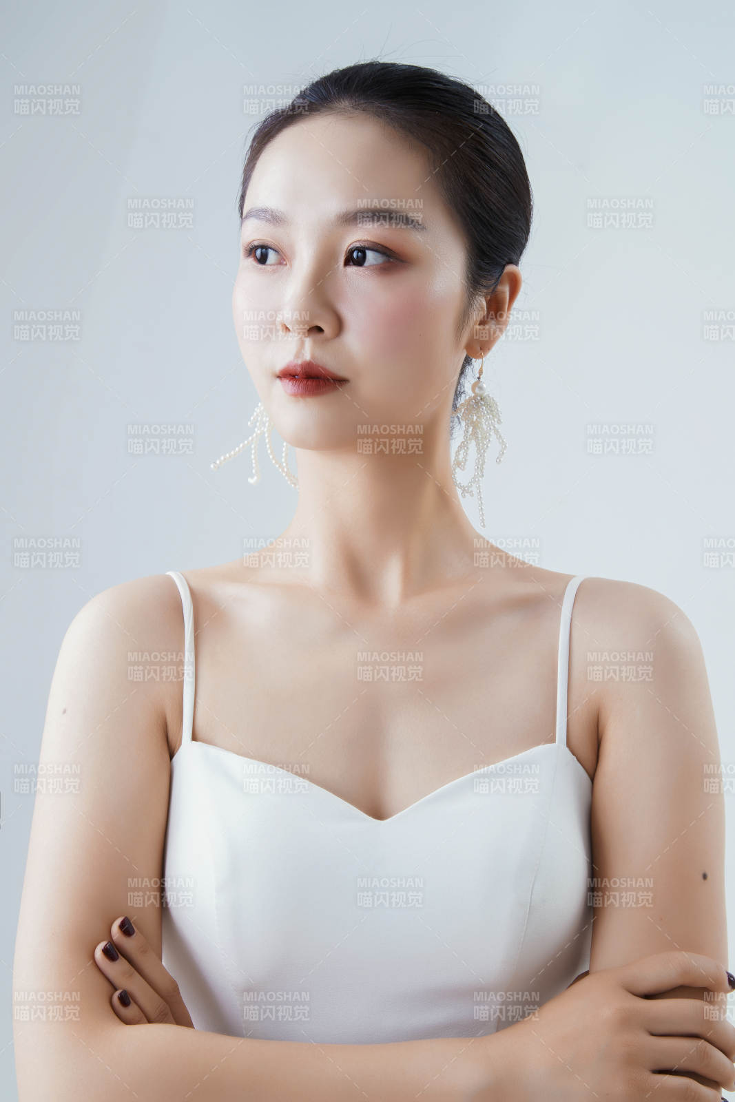 棚拍白色背景下的洁白婚纱新娘美妆图片