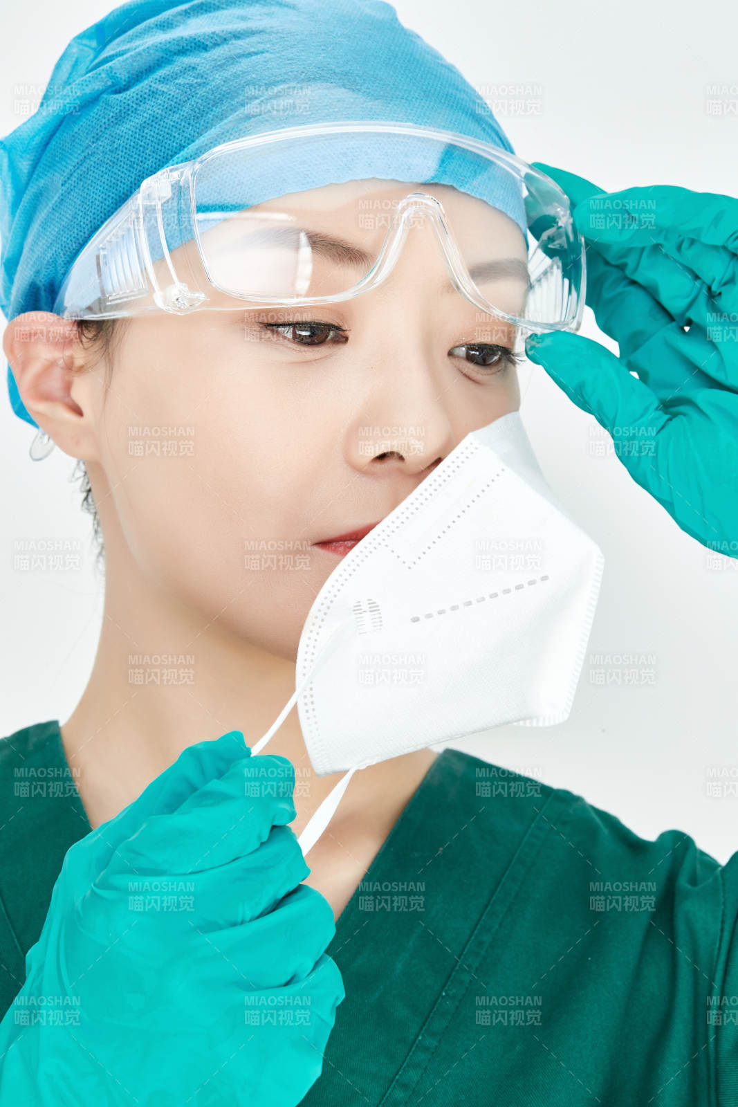 白色背景下的外科手术医疗人员形象图片