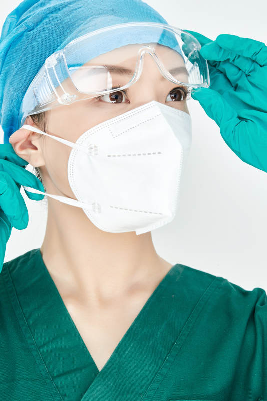 白色背景下的外科手术医疗人员形象图片