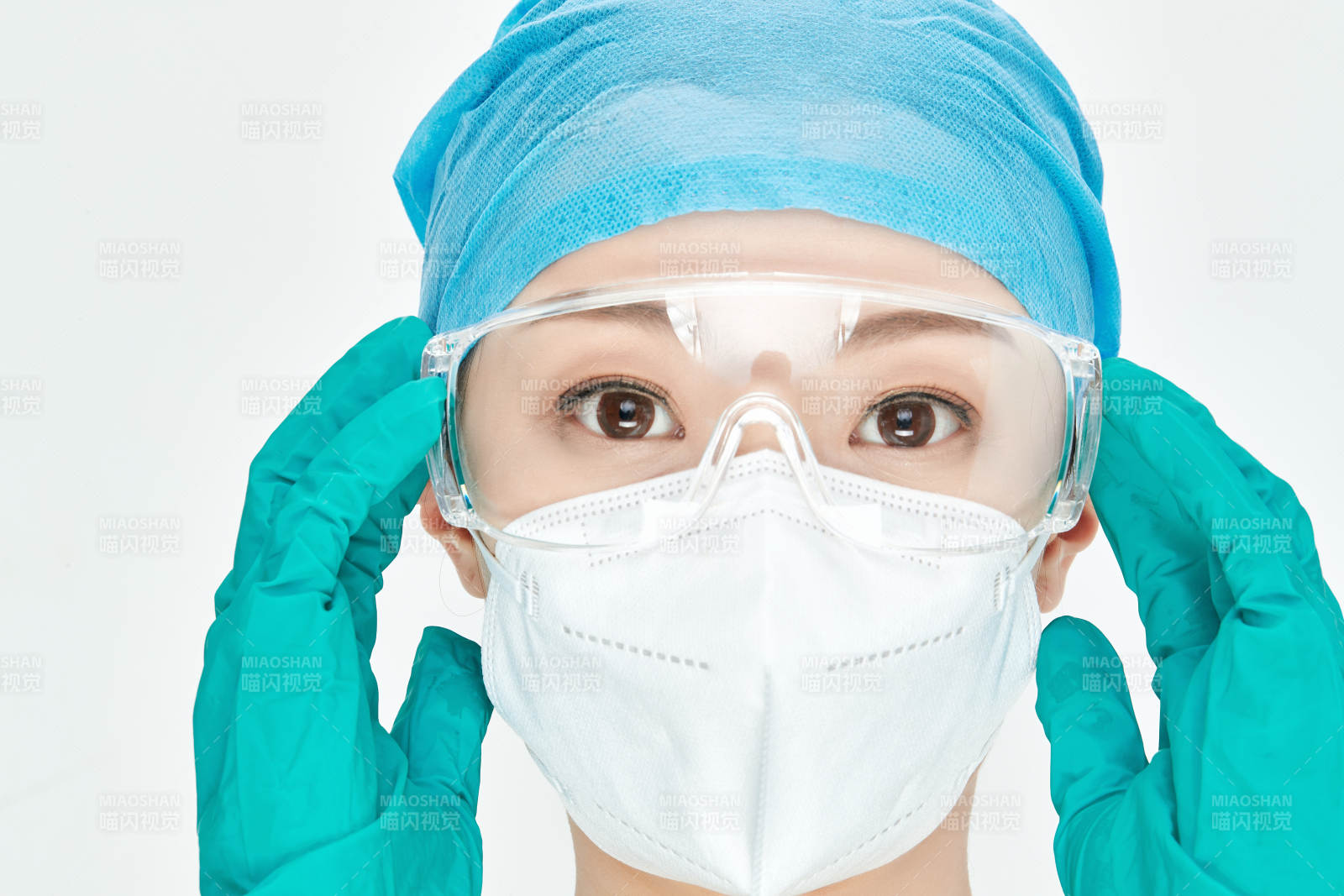 白色背景下的外科手术医疗人员形象图片