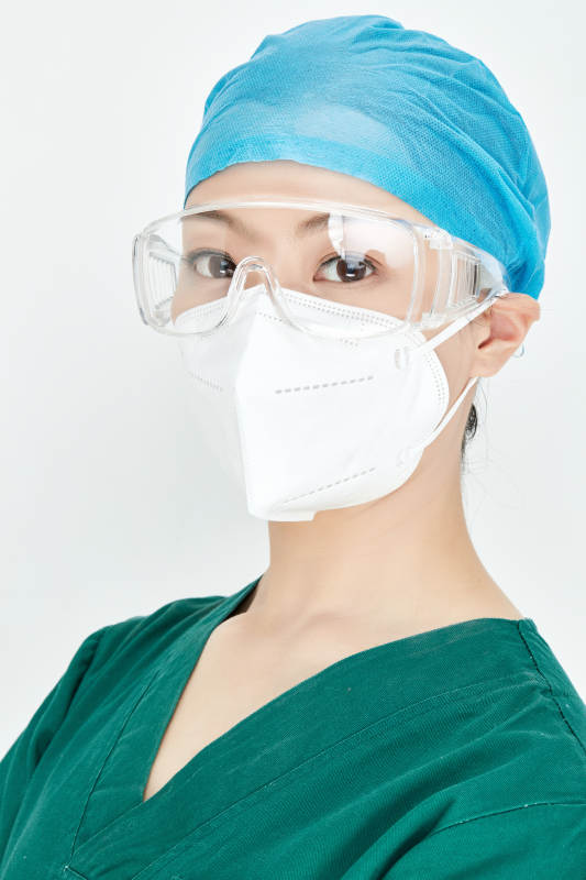 白色背景下的外科手术医疗人员形象图片