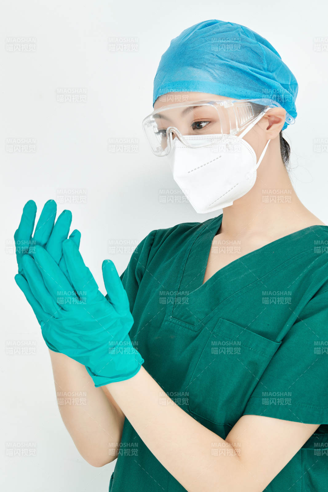 白色背景下的外科手术医疗人员形象图片