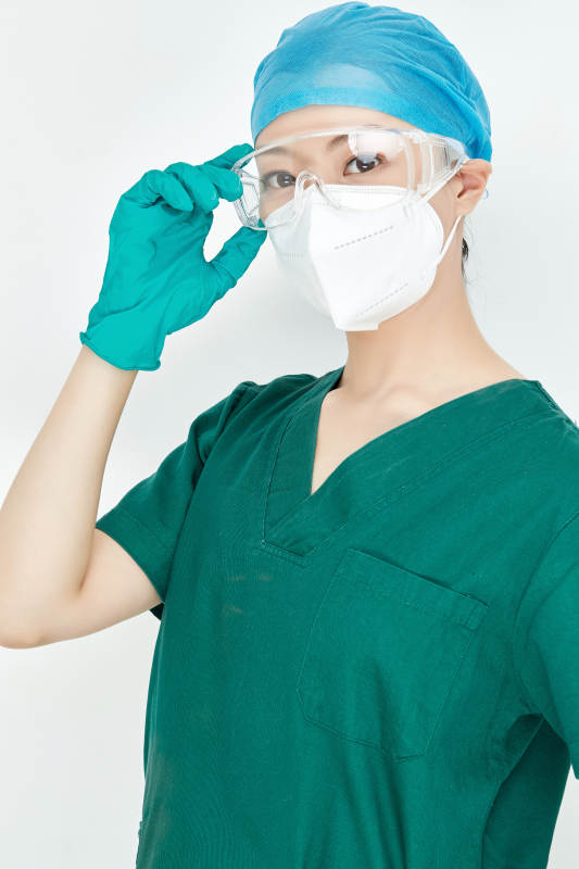 白色背景下的外科手术医疗人员形象图片