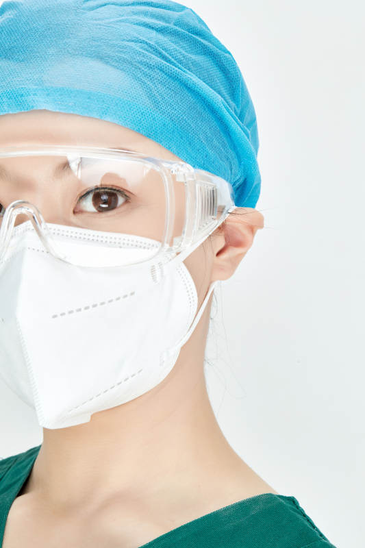 白色背景下的外科手术医疗人员形象图片