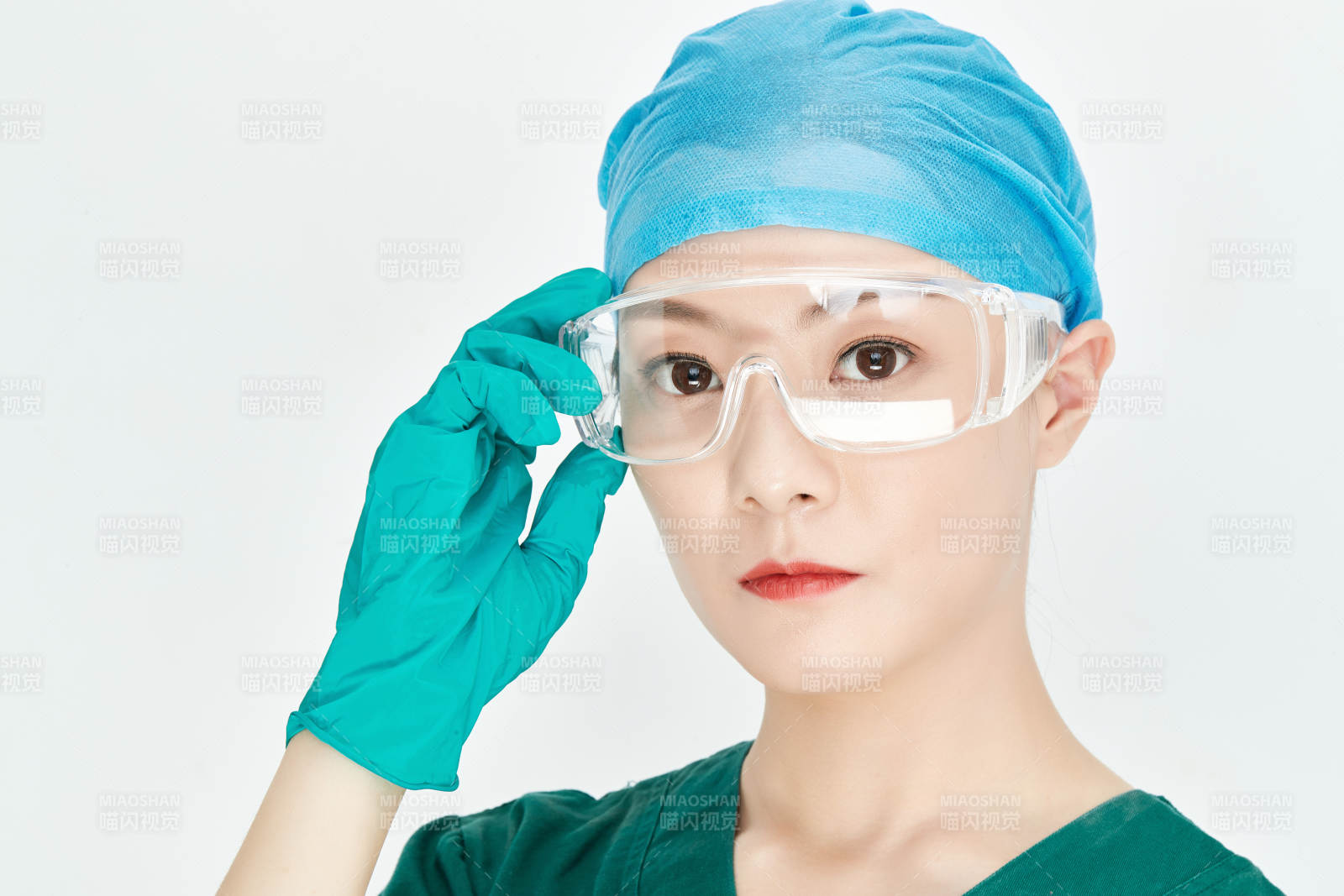 白色背景下的外科手术医疗人员形象图片