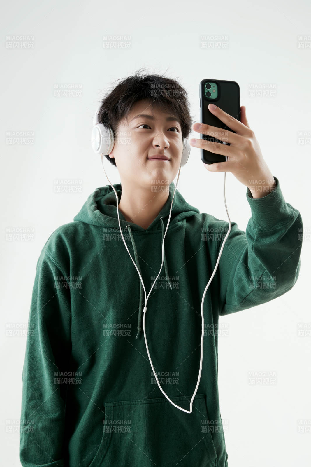 沉浸在网络恋爱世界的青年男子图片