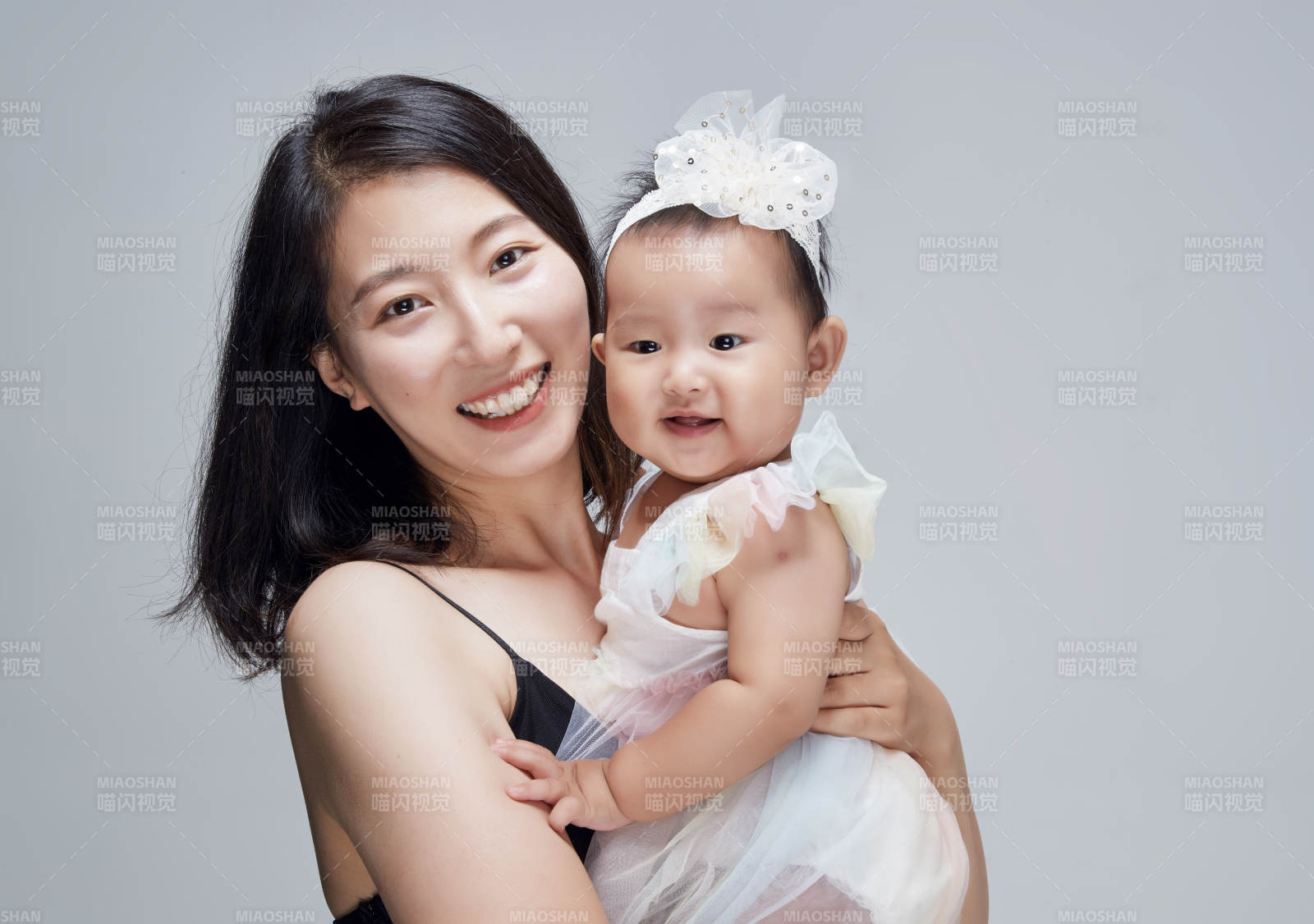 妈妈陪伴宝宝快乐的玩耍图片