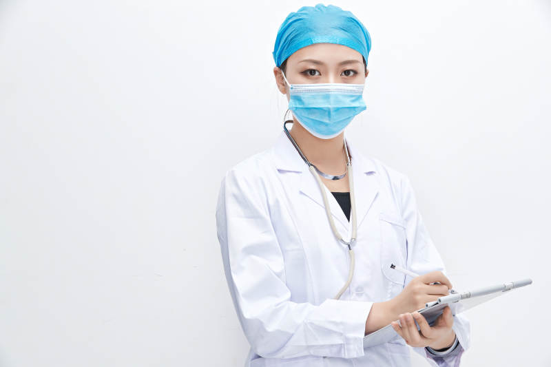 白色背景下手持病历夹的巡查医生人像图片