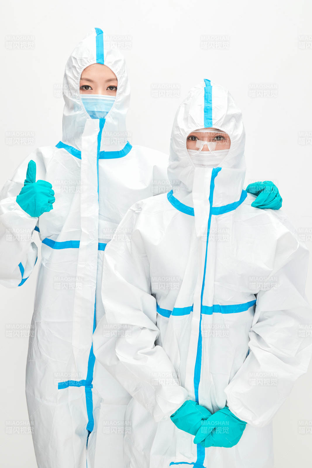 穿白色防护服佩戴护目镜口罩的防疫人员图片