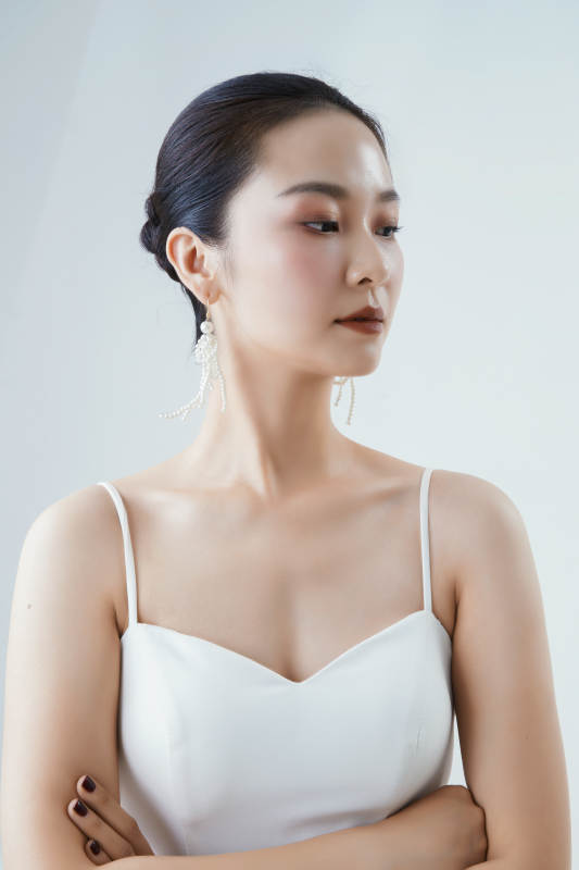 棚拍白色背景下的洁白婚纱新娘美妆图片