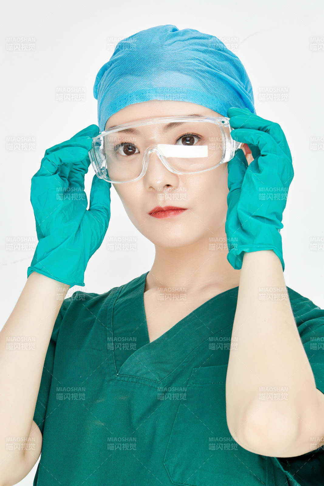 白色背景下的外科手术医疗人员形象图片