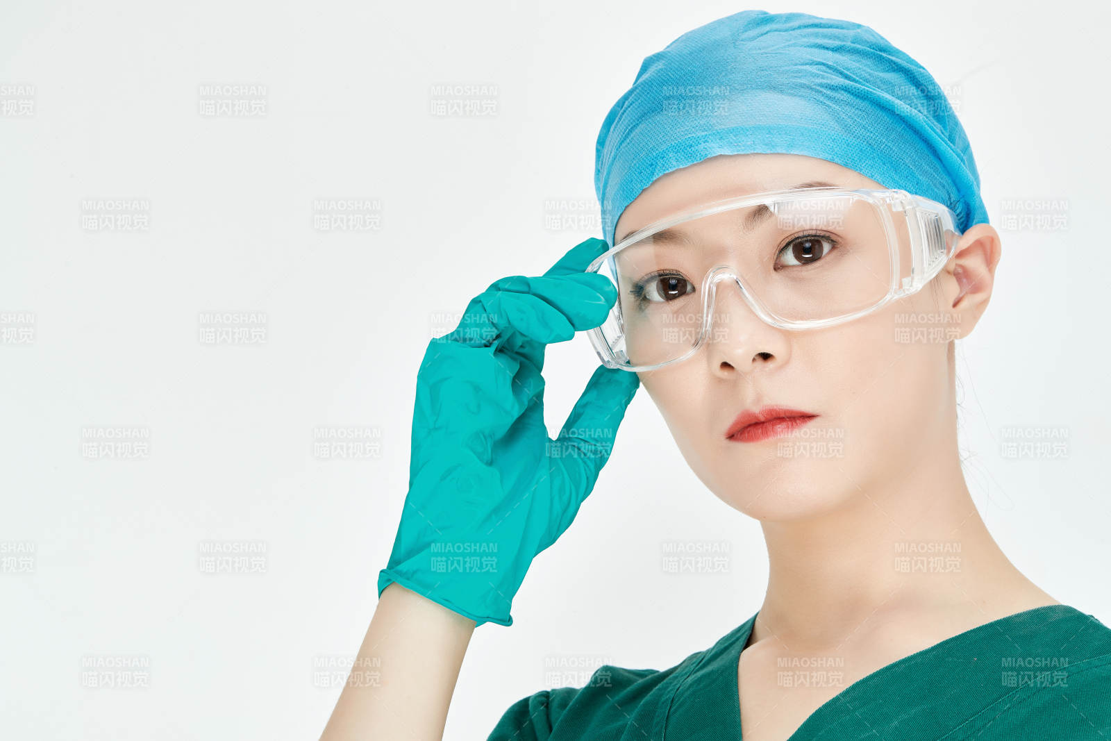 白色背景下的外科手术医疗人员形象图片