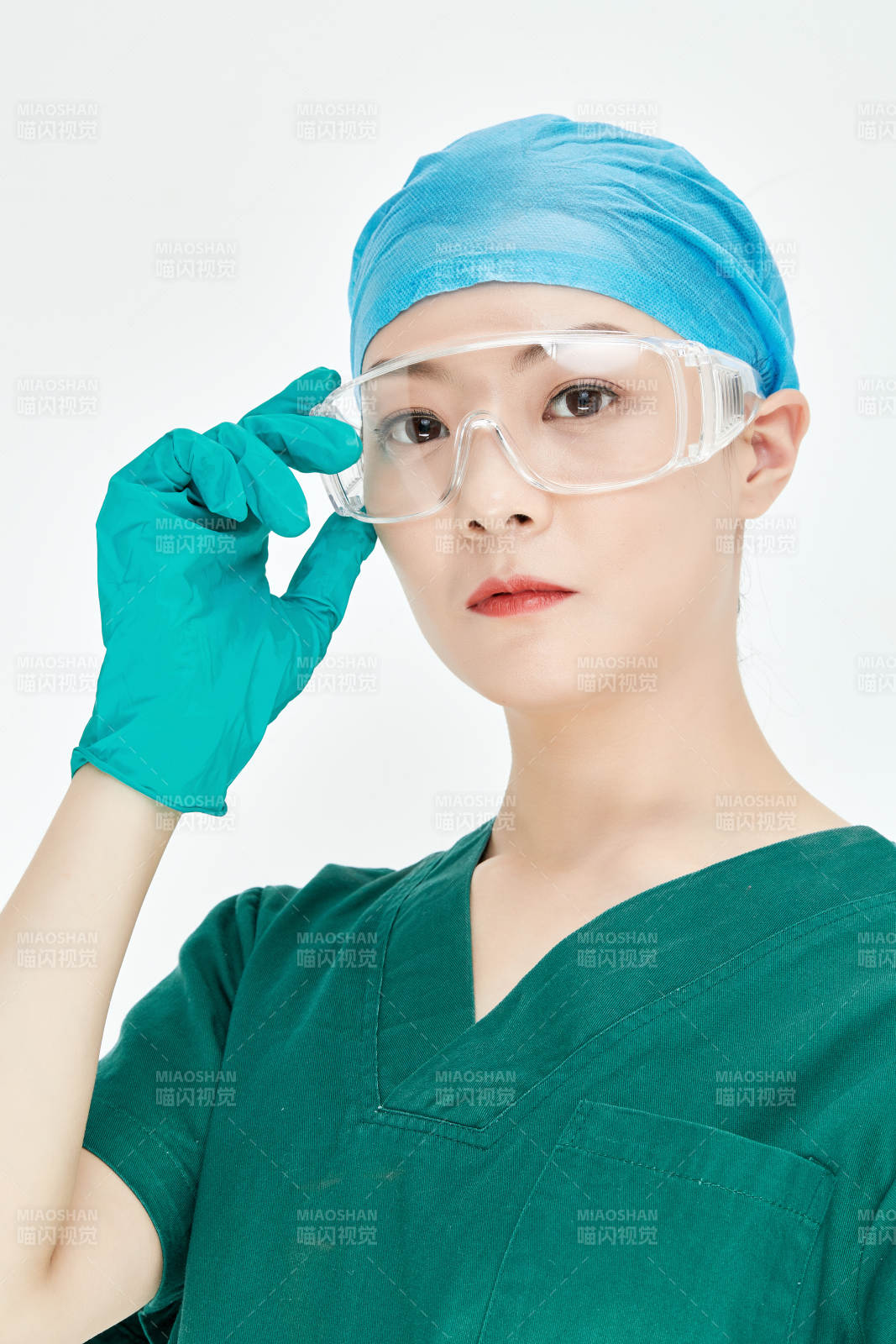 白色背景下的外科手术医疗人员形象图片